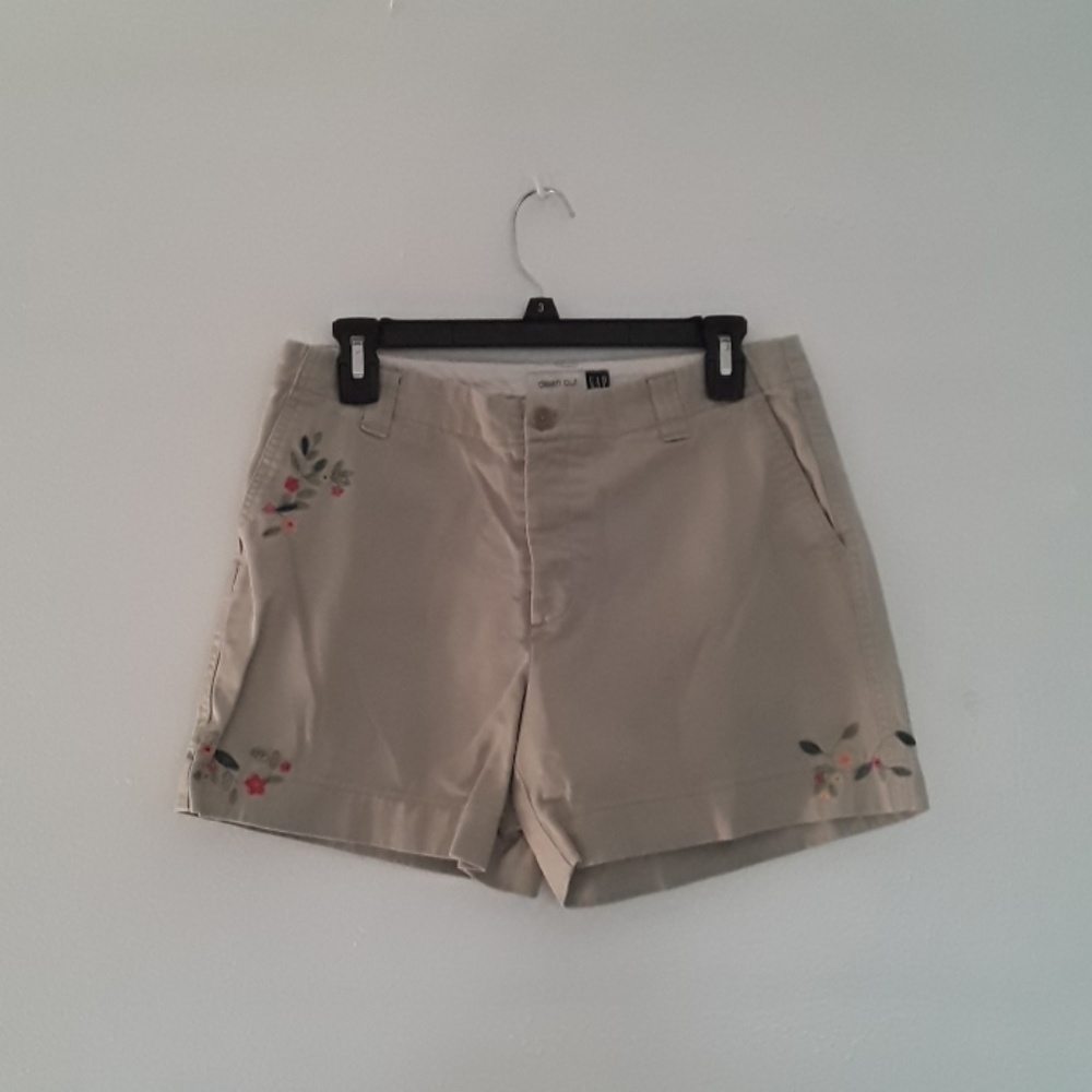 Gap embroidered khaki shorts size 8